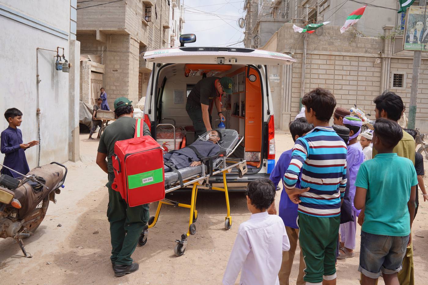 SIEHS 1122 paramedics responding with an ambulance in Karachi